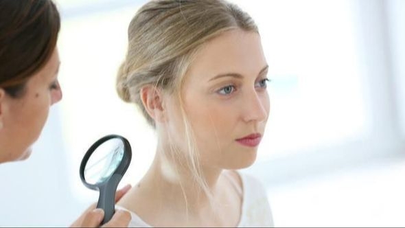 Savjeti dermatologa za njegu osjetljive kože: Kako sigurno nanositi šminku ako imate ekcem