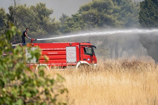 Podgorica: Veliki požar na Ćemovskom polju, vatru gase ekipe iz više crnogorskih gradova