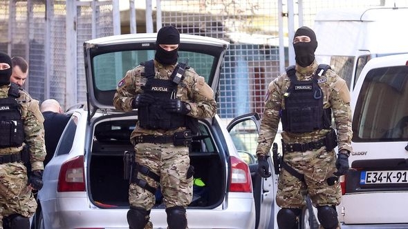 Užas na Dobrinji: Ubili muškarca, pa bacili tijelo sa zgrade da izgleda kao samoubistvo, uhapšene tri osobe