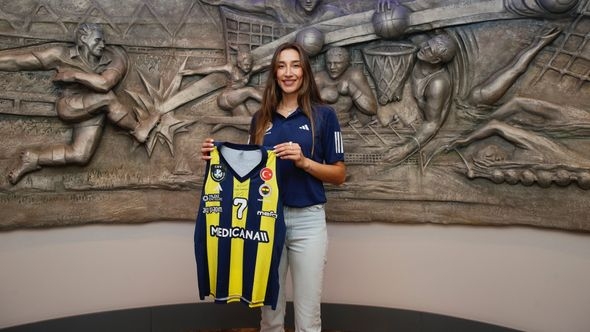 Turska odbojkašica pjevala balkanske folk hitove: Sinoć gledala meč Fenerbahče - Partizan 