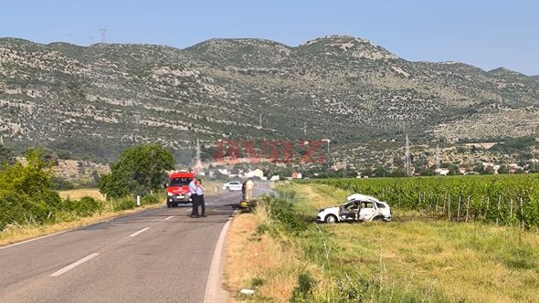 Video / Stravična nesreća u Trebinju: Poginule tri osobe, vatrogasci gasili požar na vozilu