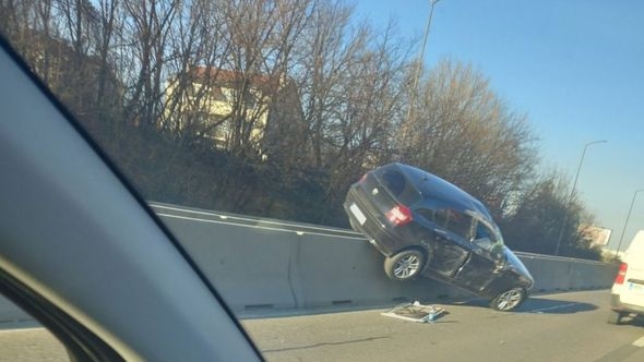 Nesreća na brzoj cesti Banja Luka-Gradiška: Automobil završio na betonskoj ogradi