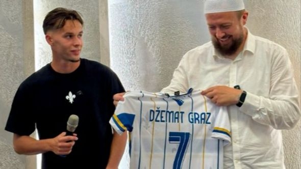 Nakon povratka sa Mundijala: Dedić proučio ezan u džematu u Gracu