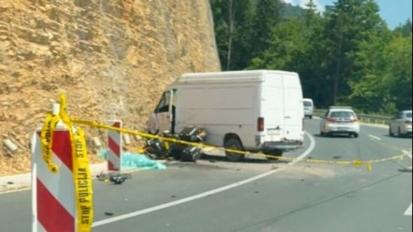 Stravična nesreća kod Ilijaša: Poginuo motociklista, vozač kombija povrijeđen