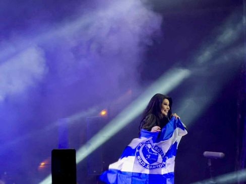 Dragana Mirković na koncertu od fanova dobila zastavu FK Željezničara: Evo šta je poručila 
