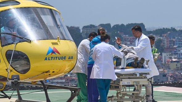 Drama na Everestu: Vodič Šerpa puzao prema baznom kampu i preživio