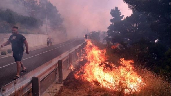 Video / Dramatično kod Omiša, u toku je evakuacija, brani se kuća po kuća