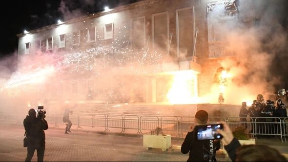 Neredi u Tirani: Demonstranti bacali Molotovljeve koktele na Ramin ured, policija upotrijebila vodene topove