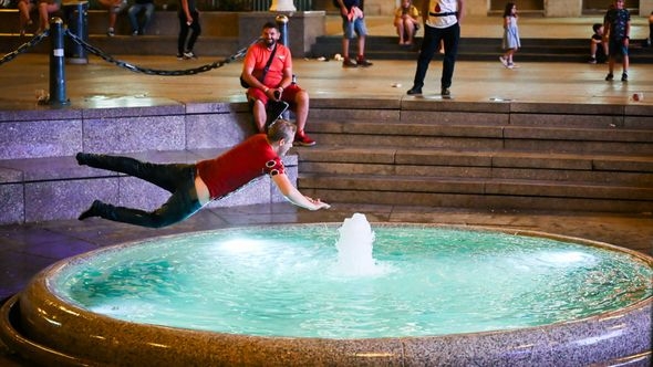 Pobjeda Zmajeva se proslavila i na Trgu bana Jelačića: Navijač skočio u fontanu