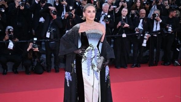 Šeron Stoun u kraljevskom izdanju modne kuće Miss Sohee na crvenom tepihu Filmskog festivala u Kanu 2026.