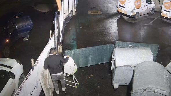 Humanitarna organizacija Pomozi.ba objavila snimak krađe donirane odjeće: Ovako nam je skoro svaku drugu noć