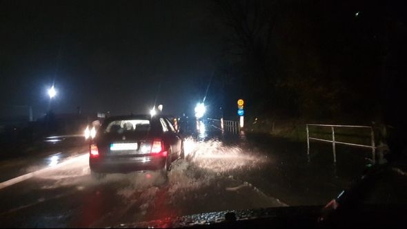 Video / Haos u Boljakovom Potoku: Stvorilo se jezero na cesti, automobili jedva prolaze