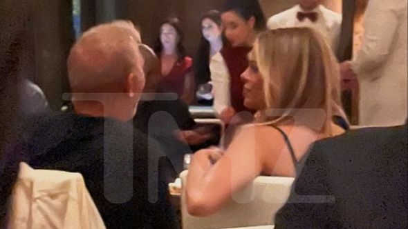 Kevin Kostner snimljen u društvu 49 godina mlađe manekenke: Par snimljen tokom VIP večere u Las Vegasu