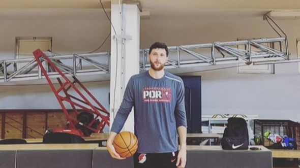 Nurkić ispod slike i dresova legende: "Život leti Kapetane"