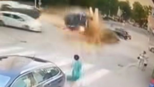 Video / Teška saobraćajna nesreća: Žena za dlaku izbjegla smrt, auta potpuno uništena