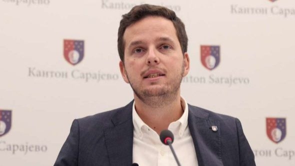 Premijer Uk tvrdi: Neće biti smanjivanja porodiljskih naknada