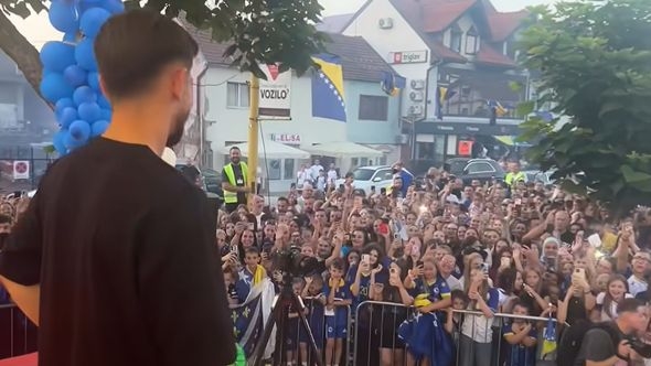 Video / Sjajan doček za Armina Gigovića u Jelahu: Reprezentativca BiH dočekali brojni navijači