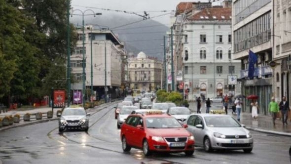 U većem dijelu BiH saobraća se po vlažnom kolovozu