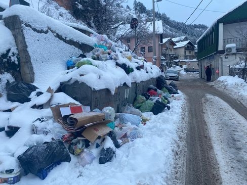 Sedrenik pod snijegom i smećem: Slika potpunog raspada grada