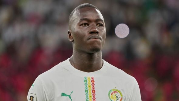 Pape Gej: Junak nacije