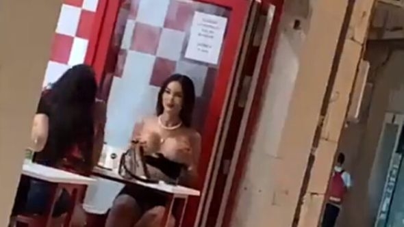 Izazvala erupciju oduševljenja: Žena otkrila grudi usred jednog hrvatskog restorana