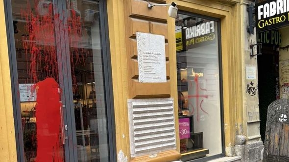 Nepoznate osobe išarale izloge simbolima “4S” i prosule crvenu boju po radnjama u centru Sarajeva