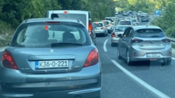 Automobil sletio s ceste i prevrnuo se na Bradini: Dvije žene povrijeđene