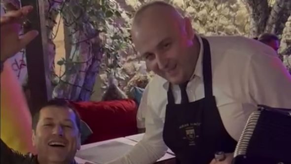 Konobar oduševio Acu Pejovića izvedbom starogradske pjesme "Svuda se sunce rađa"