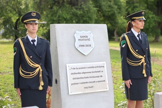 Obilježen Dan policije Tuzlanskog kantona: Cvijeće se polagalo na više lokacija