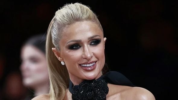 Paris Hilton brutalno ismijana zbog "kokošijeg" hoda