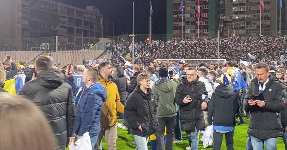 Video / Hiljade navijača je ušlo na stadion nakon historijske pobjede: Pogledajte kakva je bila atmosfera na travnjaku