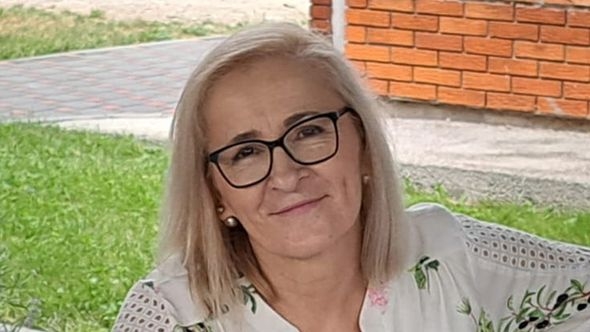Bravo divo naša: Mirsada Mekić zapjevala uz harmoniku usred kafića