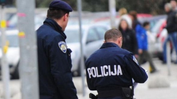Stariji vozač izazvao haos na cesti: Udario u dva vozila, saobraćajni znak i kuću, pa završio u bolnici