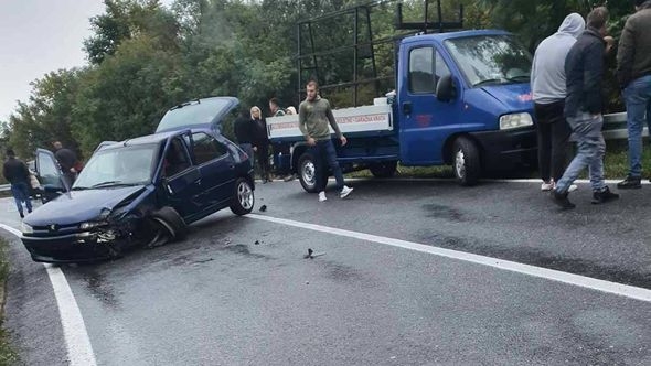 Saobraćaj potpuno obustavljen: Četiri vozila se sudarila kod Tuzle, ima povrijeđenih