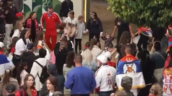 Video / Raspoloženi Đokovićevi navijači zaigrali kolo ispred Rod Lejver Arene