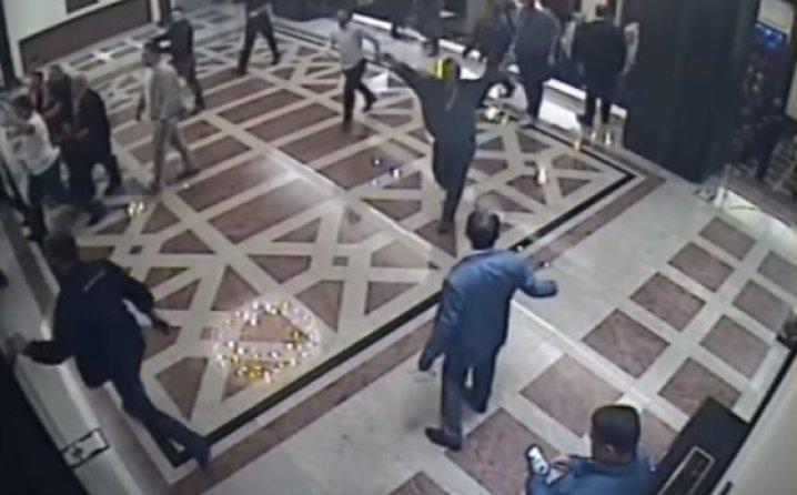 Pojavio se snimak koji mijenja sve: Poslanici Gruevskog pustili demonstrante s fantomkama u makedonski parlament