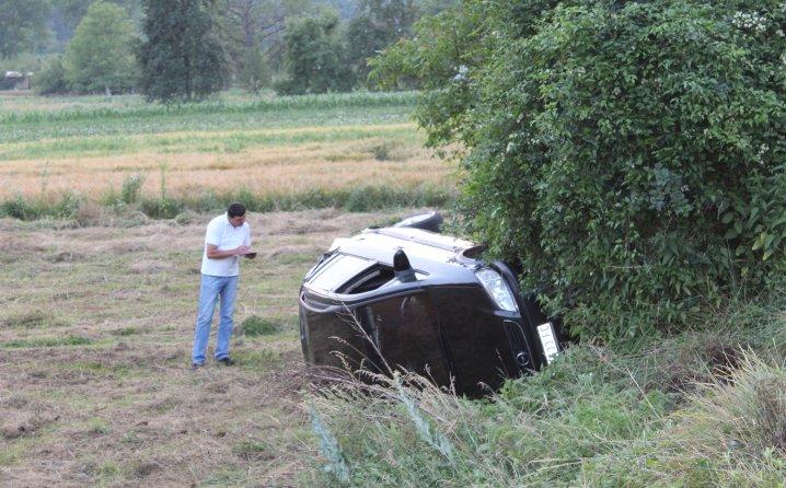 Novo Goražde: Automobil izletio s ceste i završio na livadi