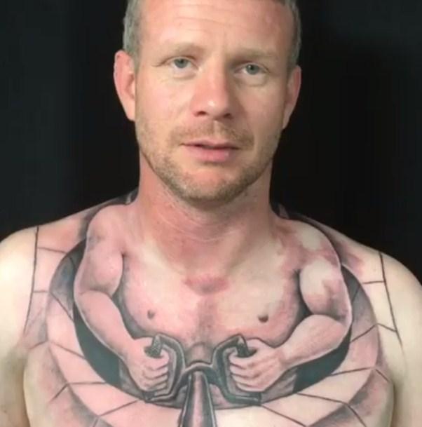 Interaktivna tetovaža: Neki mu se smiju, a neki su odlijepili za njegovim tijelom