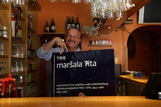 Policija razgovarala sa vlasnikom kafića koji je skinuo ploču sa imenom Trga maršala Tita