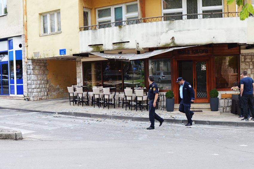 Ljubuški: Obrušila se fasada sa zgrade, gosti kafića se spasili, oštećena Škoda Octavia