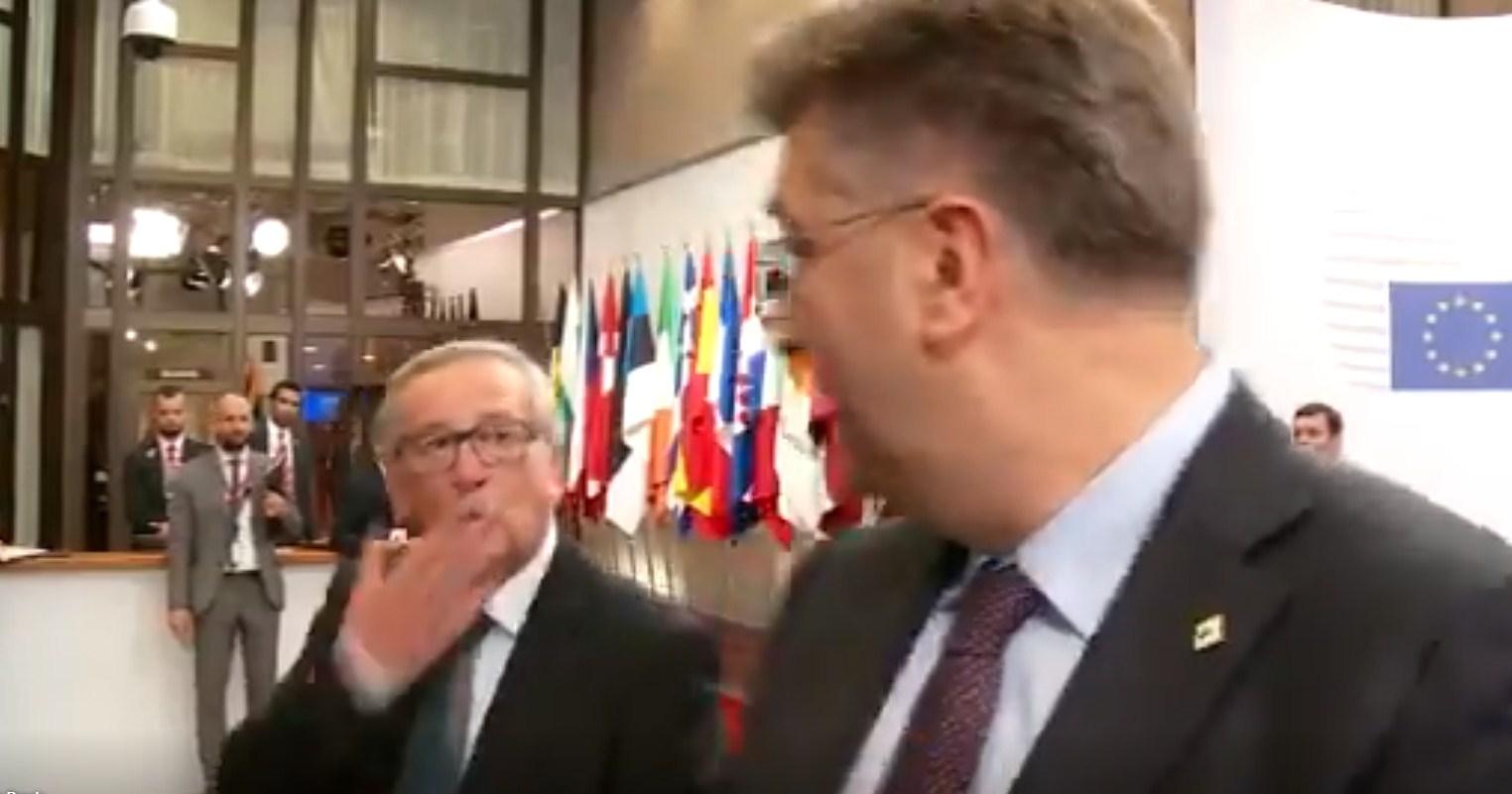 Predsjednik Europske komisije voli grliti i nasmijavati kolege, sad je štipnuo Plenkovića usred intervjua i poslao mu pusu