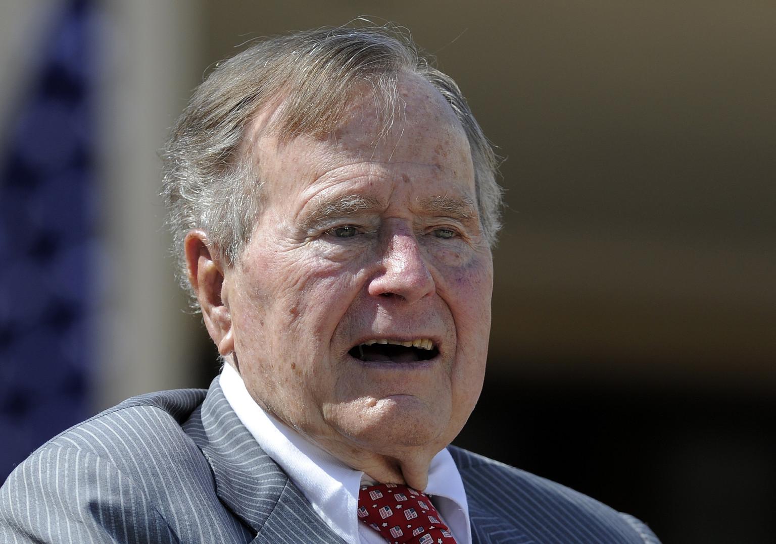 Osam žena optužilo Džordža Buša Starijeg za neprikladno dodirivanje