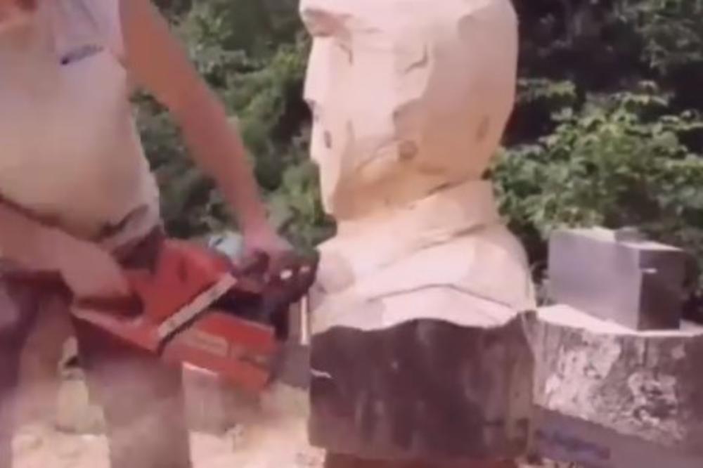 Muškarac pokazao nevjerovatno umjeće: Uzeo je motornu pilu u ruke, od drveta napravio lik Elvisa Prislija