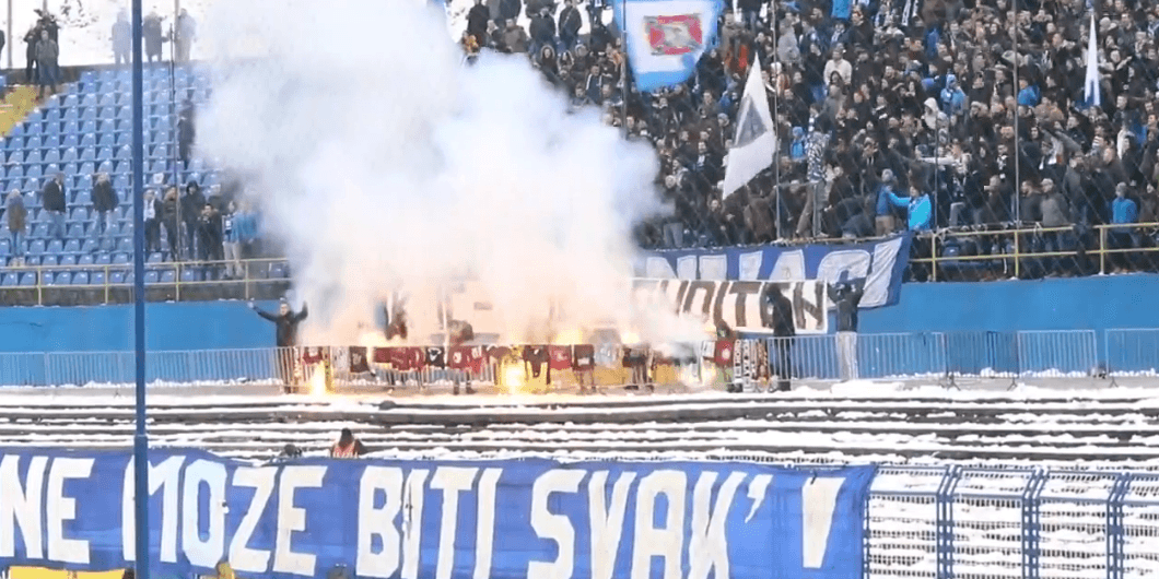 Navijači Željezničara razljutili pristalice FK Sarajevo: Na južnoj tribini zapaljena obilježja bordo kluba