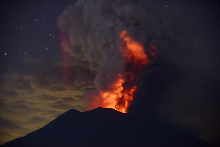 Vulkan ispušta ogromne stubove gustog dima, pobjegle hiljade prestravljenih stanovnika