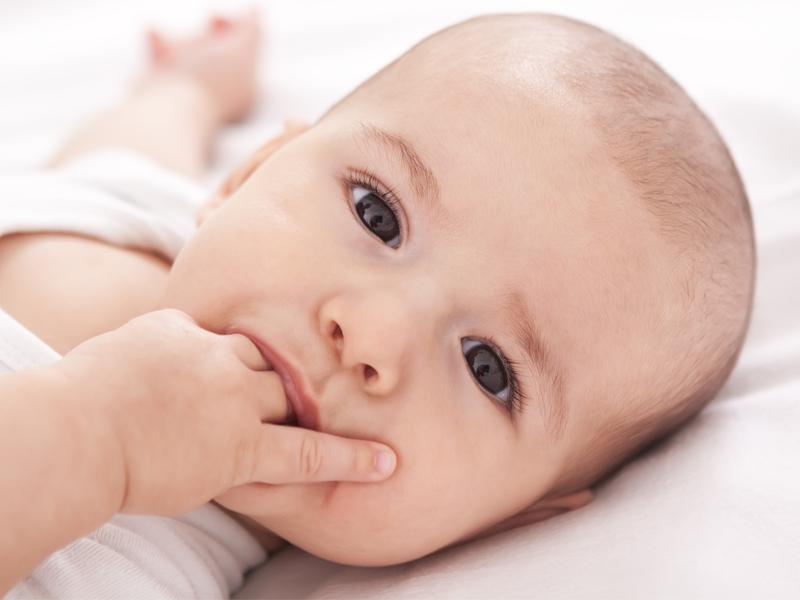 Kako odviknuti bebu od sisanja palca