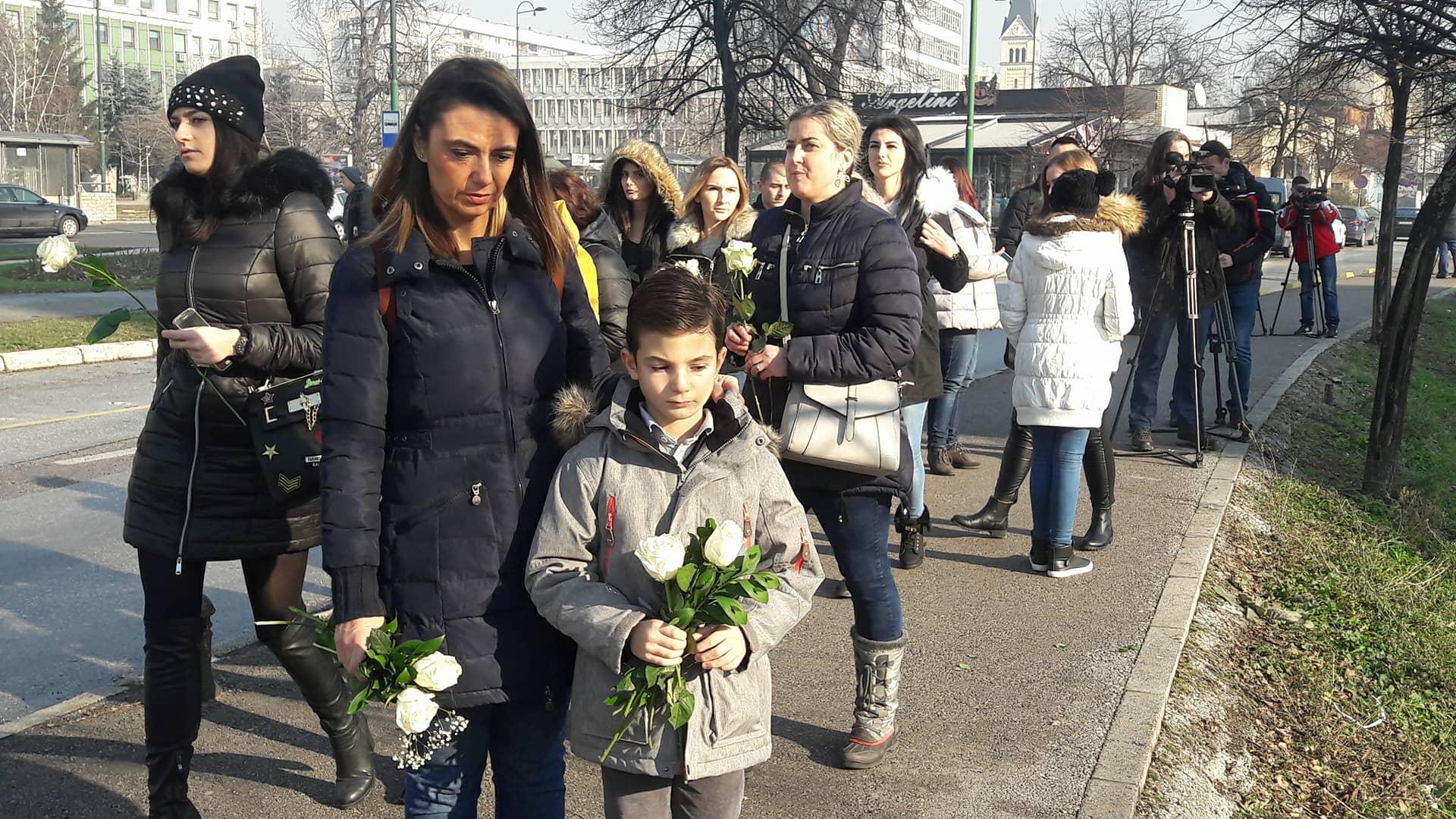 Građani odali počast Irhanu Foči: Bijele ruže za sarajevskog heroja