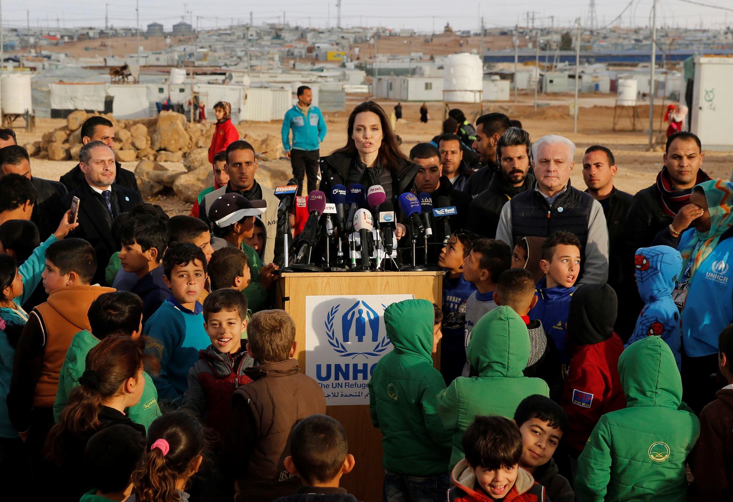 Ambasadorica dobre volje ponovo pokazala humanost: Anđelina Đoli posjetila izbjeglice u Jordanu