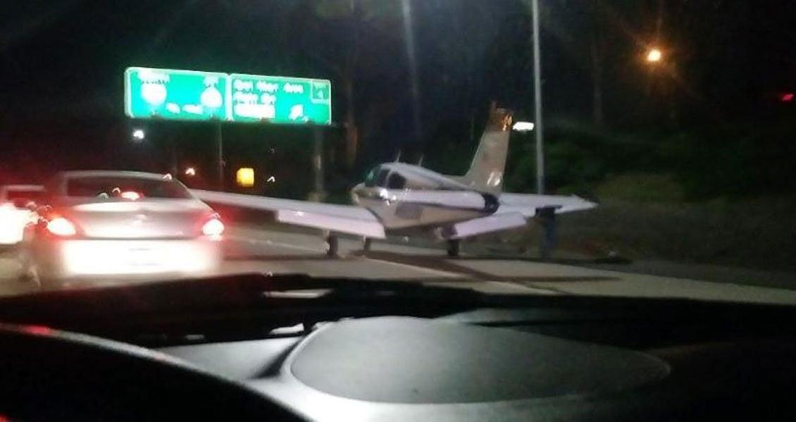 Zbog kvara na motoru avion prinudno sletio blizu Los Anđelesa