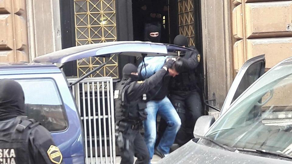 Uz velike mjere osiguranja, nastavljeno suđenje Sejfoviću: Desetak policijskih automobila u pratnji